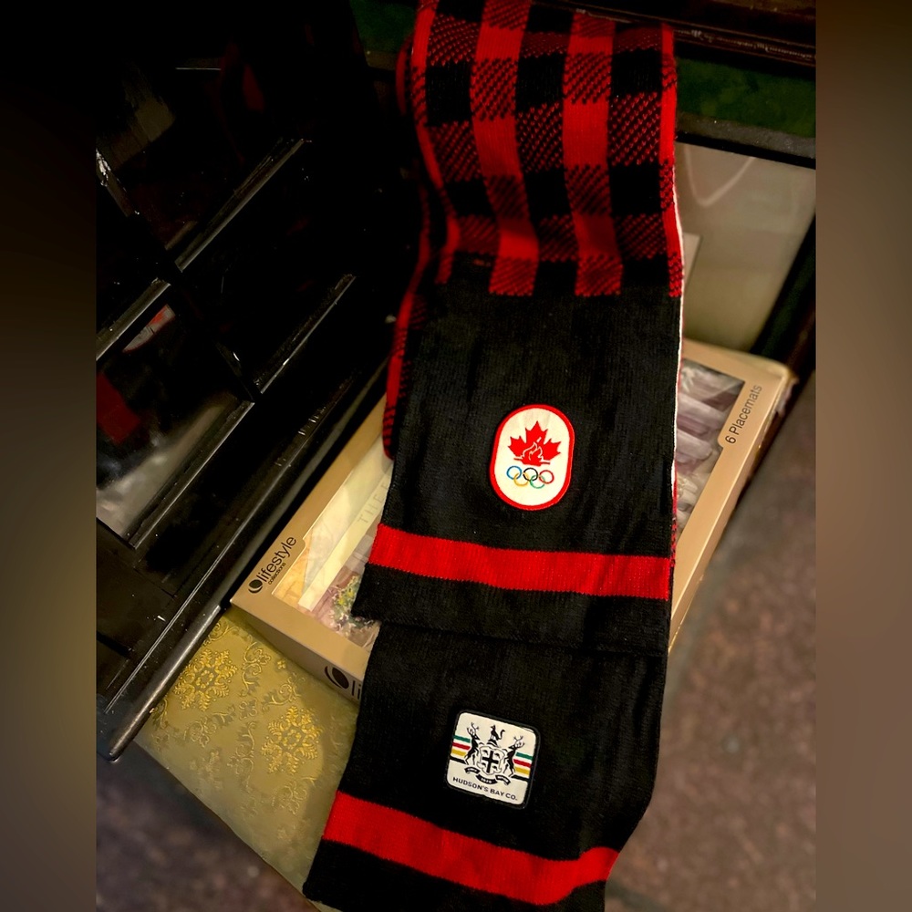 “HUDSON BAY CANADA” OKYMPICS RED PLAID SCARF…UNISEX